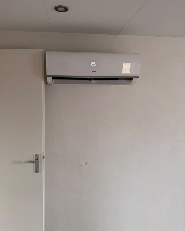 Binnenunit van de airco boven een deur