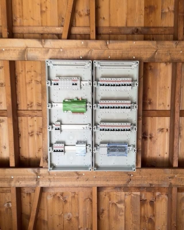 Groepenkasten op een houten wand in de fietsenstalling