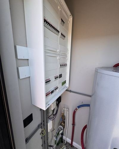 Groepenkast naast de boiler in Oudehaske