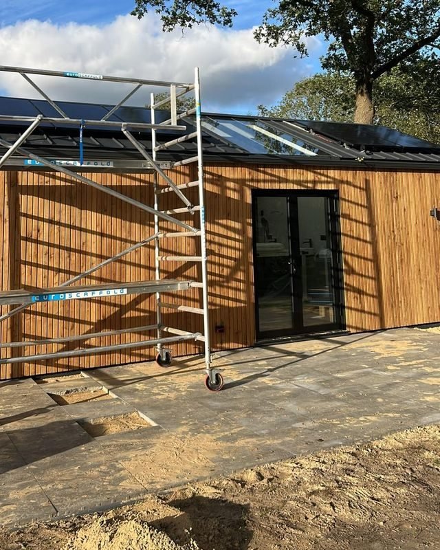 Steiger bij de woning tijdens het plaatsen van de zonnepanelen